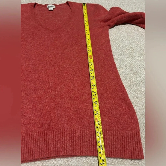 LL Bean 100% Cashmere Sweater Womens V Neck Pullover Classic Size Small. Salmon - Picture 12 of 12